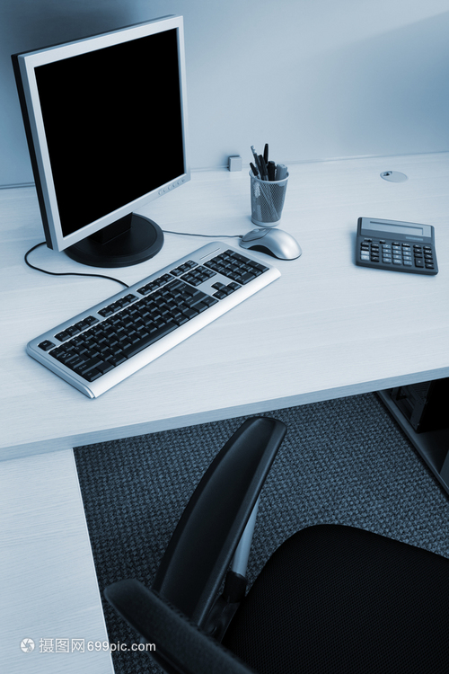 办公室木制桌上的现代计算机 企业汽车出租的数字化革新